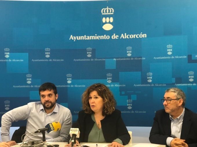 ep la alcaldesa de alcorcon natalia de andres junto al concejal de servicios a la ciudad y