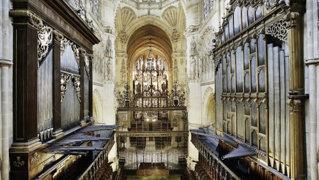 ep la orquestacoro titularesteatro real interpretan el requiem de mozartla catedralburgos