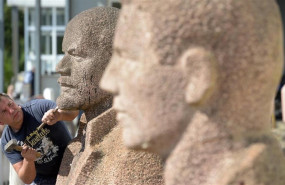 ep la subasta de seis estatuas de grandes proporciones de los dirigentes sovieticos lenin y stalin