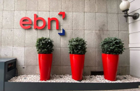 ep macetas y logo de ebn banco en la entrada de la sede en madrid en el paseo de recoletos en madrid