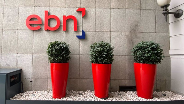 ep macetas y logo de ebn banco en la entrada de la sede en madrid en el paseo de recoletos en madrid