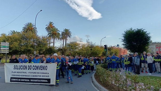 ep mas de 300 personas de la plantilla de navantia ferrol y fene cortan el trafico ante la