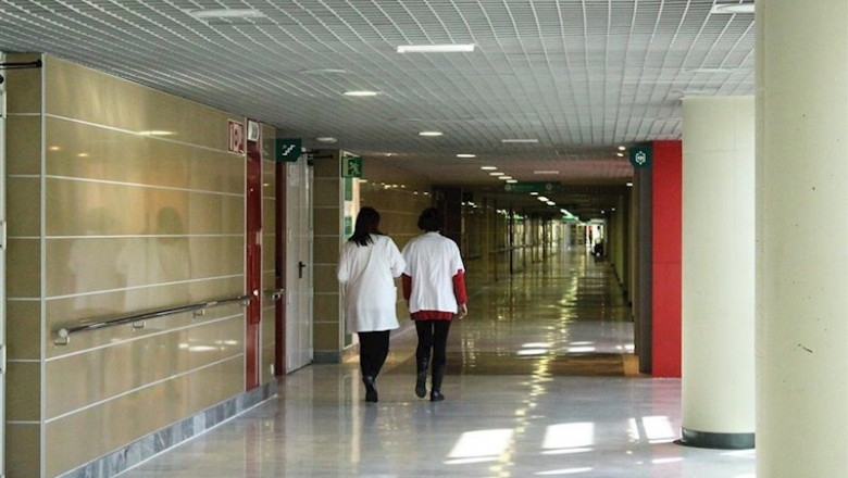 Médicos en un pasillo de Son Espases. | EUROPA PRESS - Archivo ep medicos en un pasillo de son espases