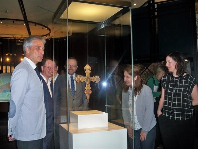 Miembros de 'la Caixa' y del British Museum junto a una pieza de la exposición | EUROPA PRESS ep miembros de la caixa ybritish museumapiezala exposicion