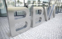 ep nuevo logo del bbva a las puertas de su sede en madrid