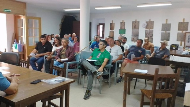 ep reunion mantenida por los responsables de upa con ganaderos en porto