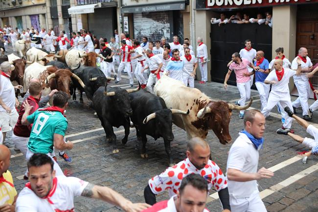 Sexto encierro de Sanfermines con toros de Victoriano del Río. | DAVID DOMENCH/EUROPA PRESS ep sexto encierrosanferminestorosvictorianorio