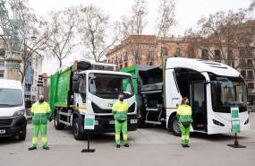 ep trabajadores de limpieza y camiones de recogida de residuos en barcelona