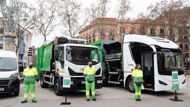 ep trabajadores de limpieza y camiones de recogida de residuos en barcelona