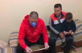 ep un camarero recibe una donacion tras quedar sin sueldo
