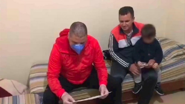 ep un camarero recibe una donacion tras quedar sin sueldo
