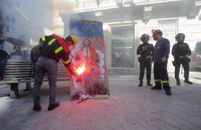 ep un hombre prende fuego a una pancarta con un retrato de la ministra de industria reyes maroto en