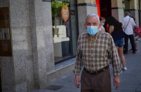 ep un hombre protegido con mascarilla pasea por las calles de pamplona que se encuentra en fase 2 de