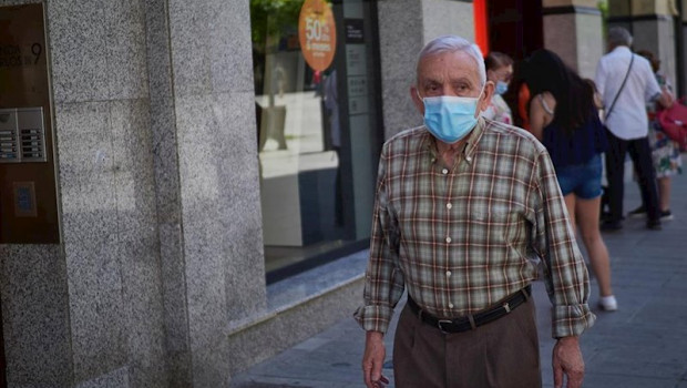 ep un hombre protegido con mascarilla pasea por las calles de pamplona que se encuentra en fase 2 de