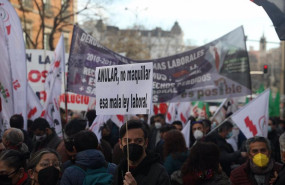 ep un manifestante con una pancarta frente al congreso