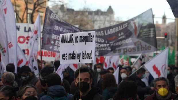 ep un manifestante con una pancarta frente al congreso