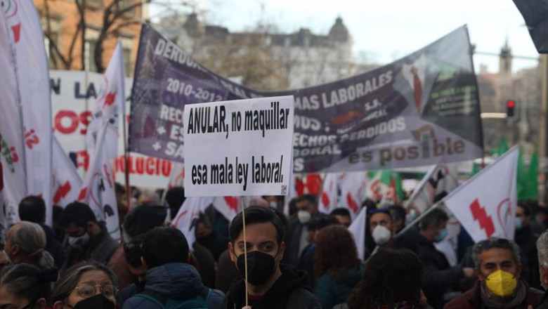 Un manifestante con una pancarta frente al Congreso | Isabel Infantes - Europa Press ep un manifestante con una pancarta frente al congreso