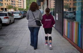 ep un nino acompanan a su madre a hacer la compra durante el estado de alarma decretado por el