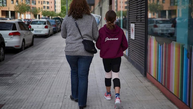 ep un nino acompanan a su madre a hacer la compra durante el estado de alarma decretado por el