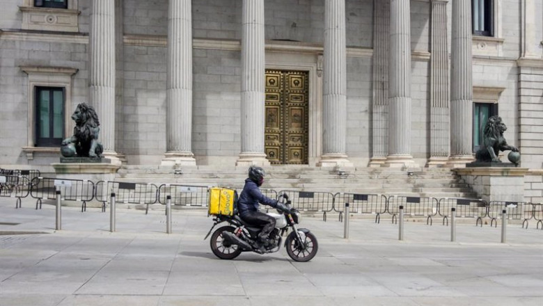 Un repartidor de la empresa Glovo realiza un trayecto por el centro de la capital | Ricardo Rubio - Europa Press - Archivo ep un repartidor de la empresa glovo realiza un trayecto por el centro de la capital