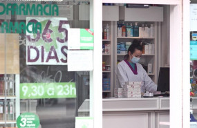 ep una farmaceutica trabaja protegida con mascarilla en madrid