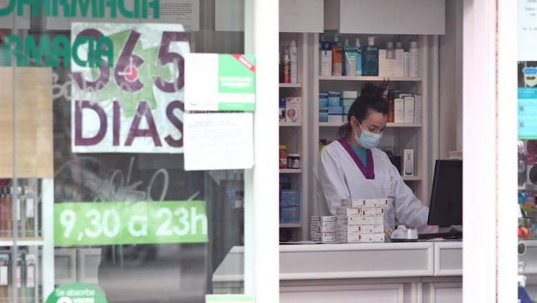 Una farmaceútica trabaja protegida con mascarilla en Madrid | Eduardo Parra - Europa Press ep una farmaceutica trabaja protegida con mascarilla en madrid