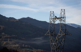 ep una persona trabaja subida a una torre de alta tension