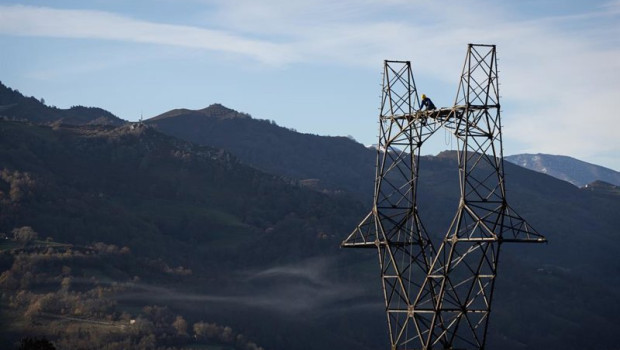 ep una persona trabaja subida a una torre de alta tension ep una persona trabaja subida a una torre de alta tension
