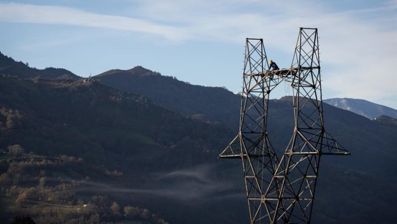 ep una persona trabaja subida a una torre de alta tension