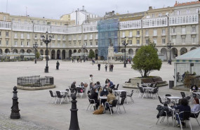 ep varias personas en la terraza de un restaurante en a coruna