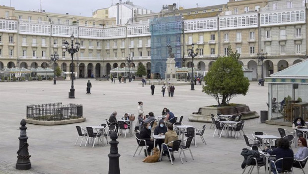 ep varias personas en la terraza de un restaurante en a coruna