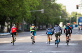 ep varios ciclistas recorren una calle de madrid
