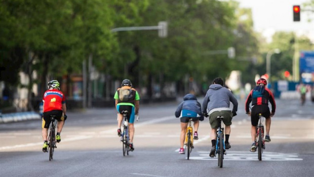 ep varios ciclistas recorren una calle de madrid