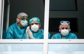 ep varios sanitarios con proteccion epi mascarillas gafas y guantes saludan desde una ventana del