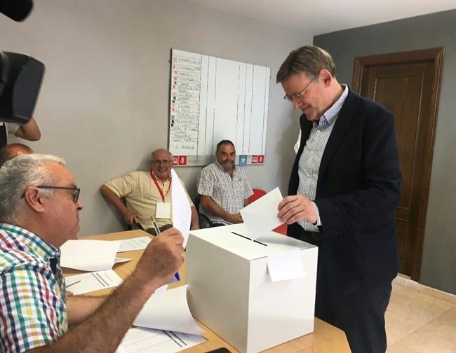 Ximo Puig vota en las primarias del PSPV en Morella | TWITTER ESQUERRA EN MARXA ep ximo puig votalas primariaspspvmorella