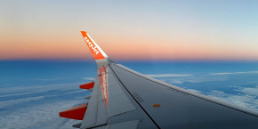 l aile d un avion easyjet 