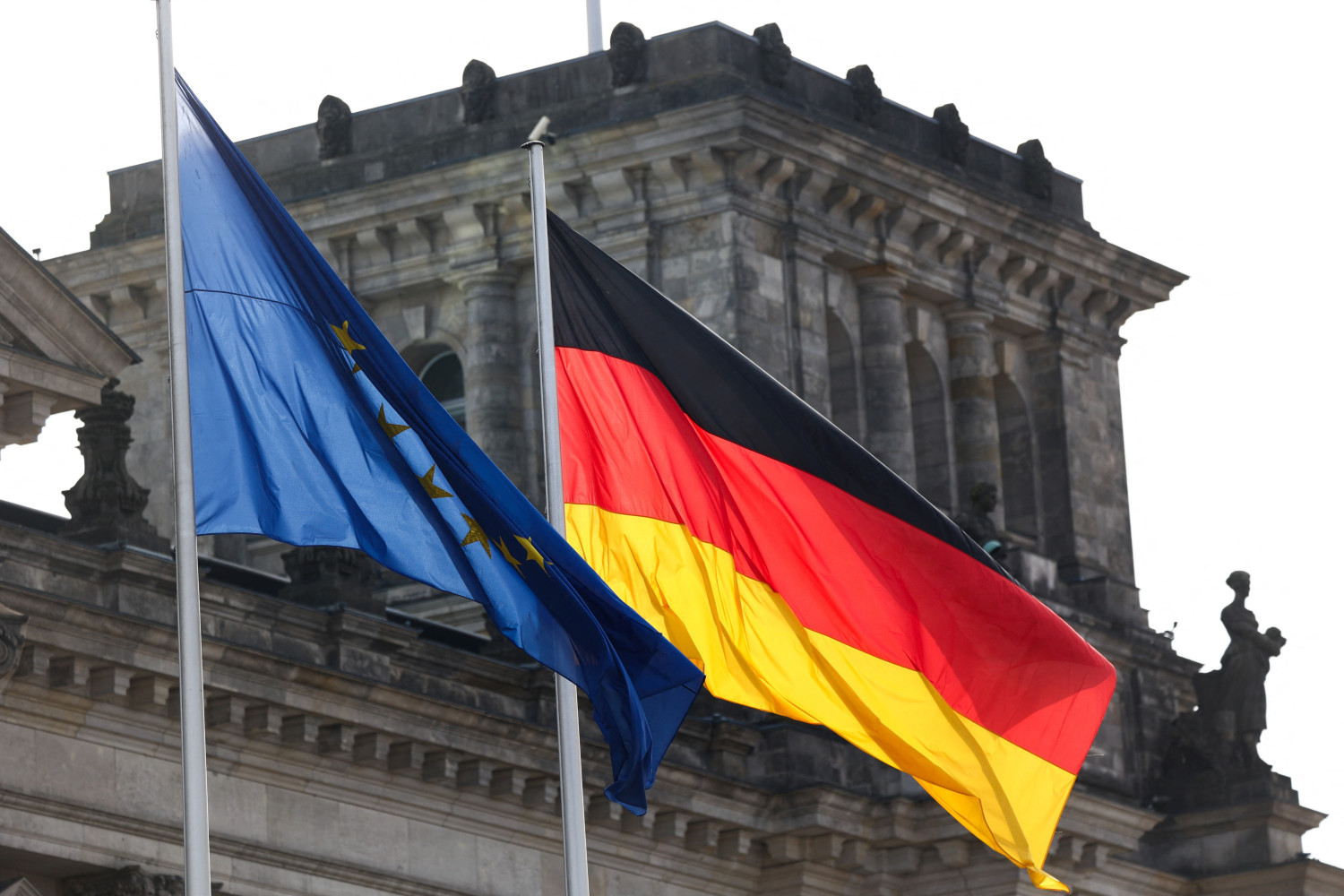 les drapeaux de l union europeenne et de l allemagne flottent devant le batiment du reichstag siege du parlement allemand le bundestag a berlin 20250712175737 