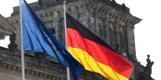 les drapeaux de l union europeenne et de l allemagne flottent devant le batiment du reichstag siege du parlement allemand le bundestag a berlin 20250712175737 les drapeaux de l union europeenne et de l allemagne flottent devant le batiment du reichstag siege du parlement allemand le bundestag a berlin 20250712175737
