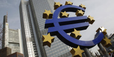 une sculpture representant le signe monetaire de l euro est visible devant le siege de la bce a francfort 