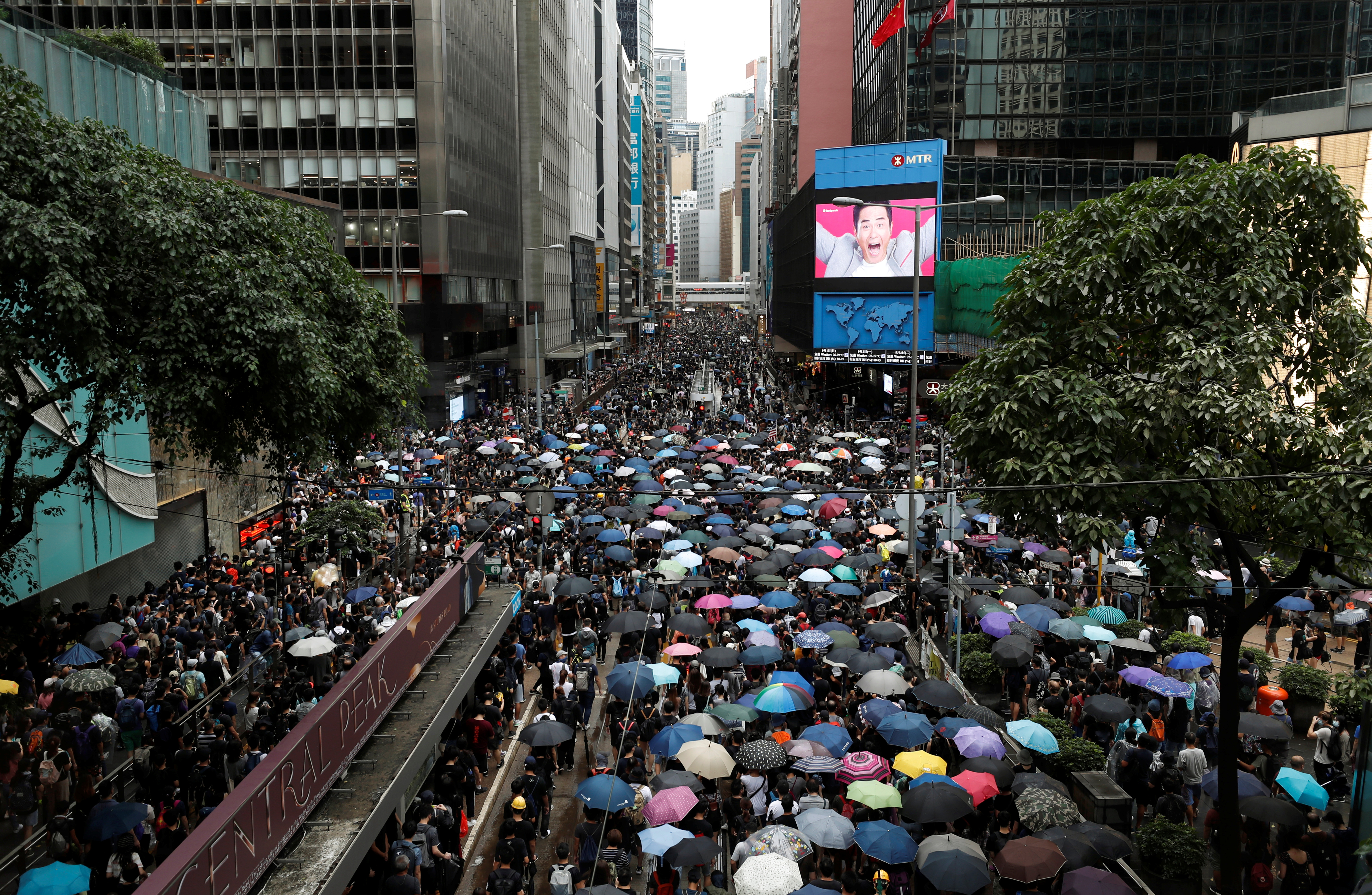 des-milliers-de-personnes-defilent-dans-le-calme-a-hong-kong