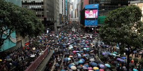 des-milliers-de-personnes-defilent-dans-le-calme-a-hong-kong