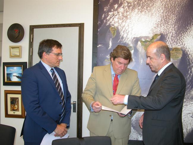 Adrián Mendoza junto a Gabriel Mato y Pedro Ortega (foto de archivo) | CEDIDA POR EL GOBIERNO DE CANARIAS ep adrian mendozaa gabriel matopedro ortega fotoarchivo