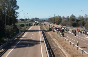 ep agricultores cortan la autovia a-5 a la salida de badajoz en ambos sentidos