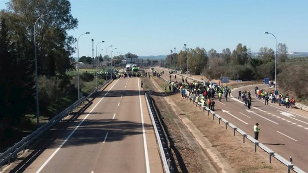 ep agricultores cortan la autovia a-5 a la salida de badajoz en ambos sentidos