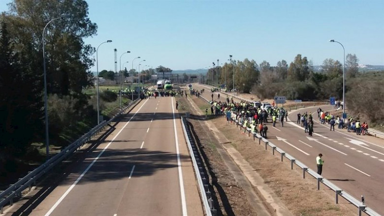 ep agricultores cortan la autovia a-5 a la salida de badajoz en ambos sentidos
