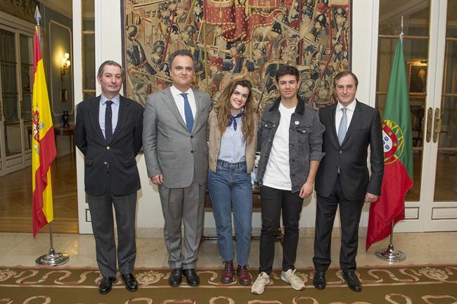 Amaia y Alfred posan junto al embajador portugués en España | EUROPA PRESS ep amaiaalfred posanal embajador portuguesespana