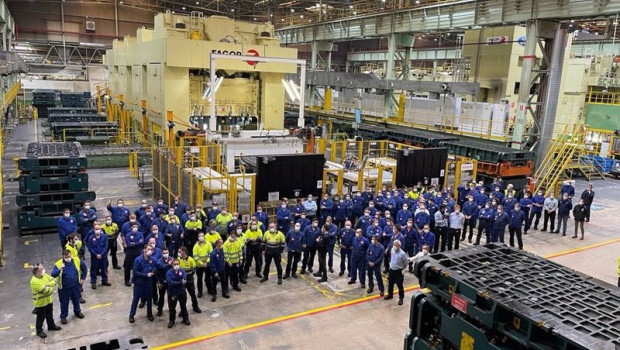 ep ampl  todos los trabajadores de ford almussafes secundan los paros de produccion ante la futura