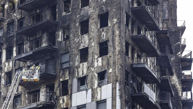 ep archivo   bomberos en una grua sanean la fachada quemada a 26 de febrero de 2024 en valencia