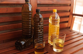 ep archivo   botellas y vasos de aceite de oliva y de girasol