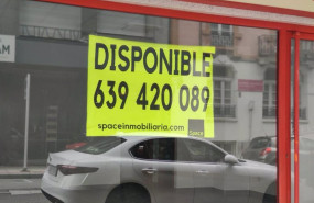ep archivo   cartel de se vende se alquila en un local de pequeno comercio minorista en oviedo